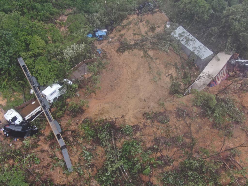 Paraná cria força-tarefa para atender vítimas do deslizamento na BR-376, no Litoral