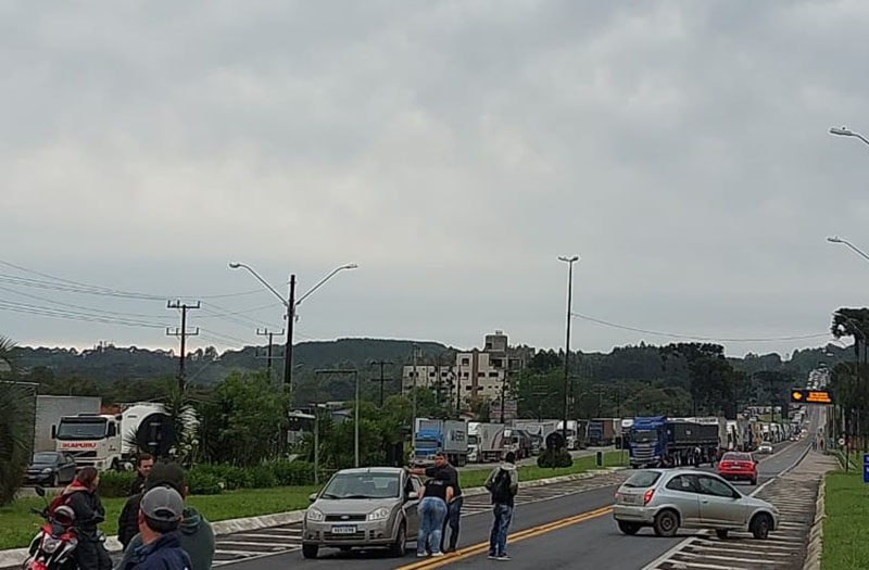 Rodovias seguem bloqueadas na região