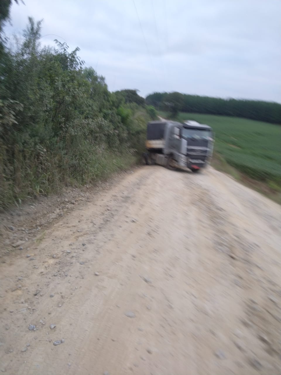 Novamente carreta bloqueia passagem na Estrada do Sítio dos Hirt