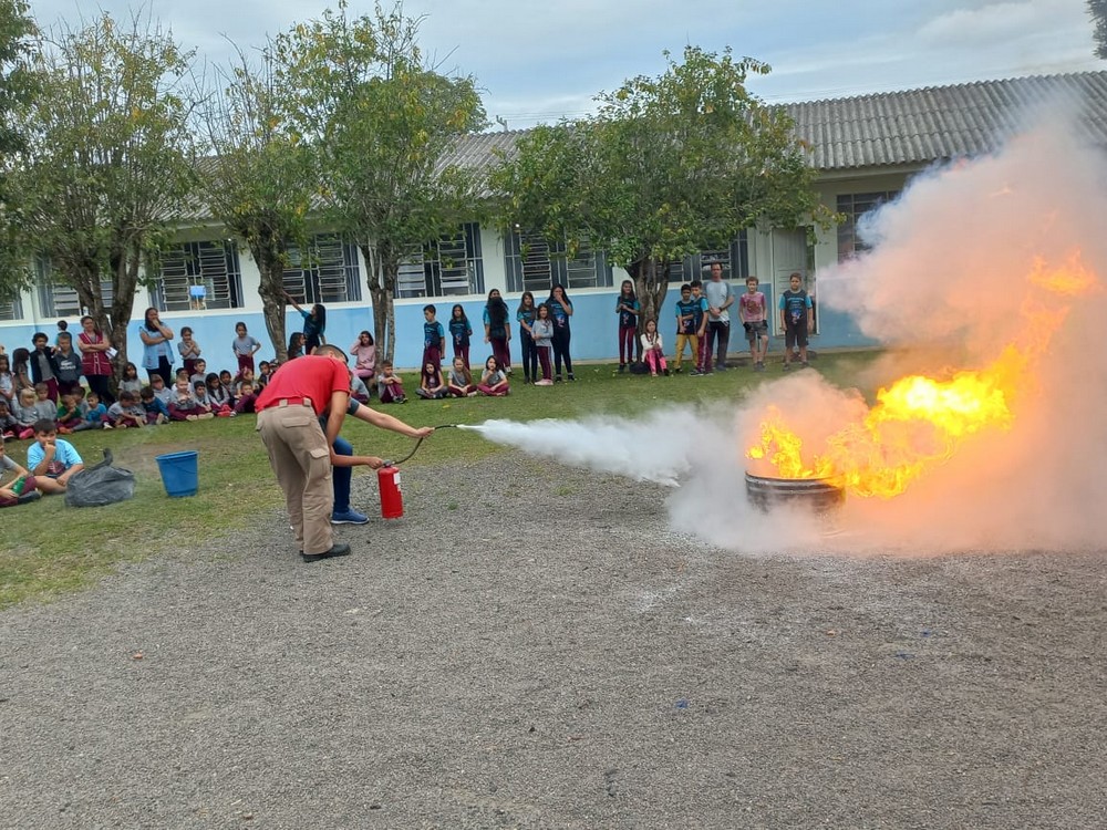 Professores e alunos recebem treinamento de Brigada Escolar