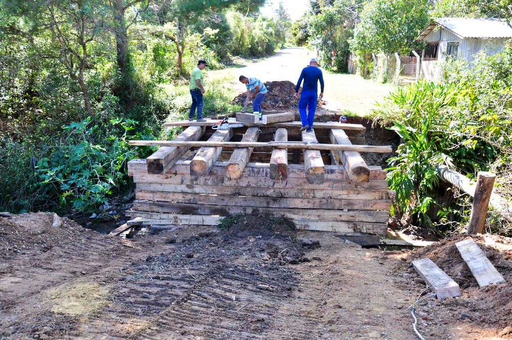 Prefeitura constrói nova ponte no bairro Passa Três