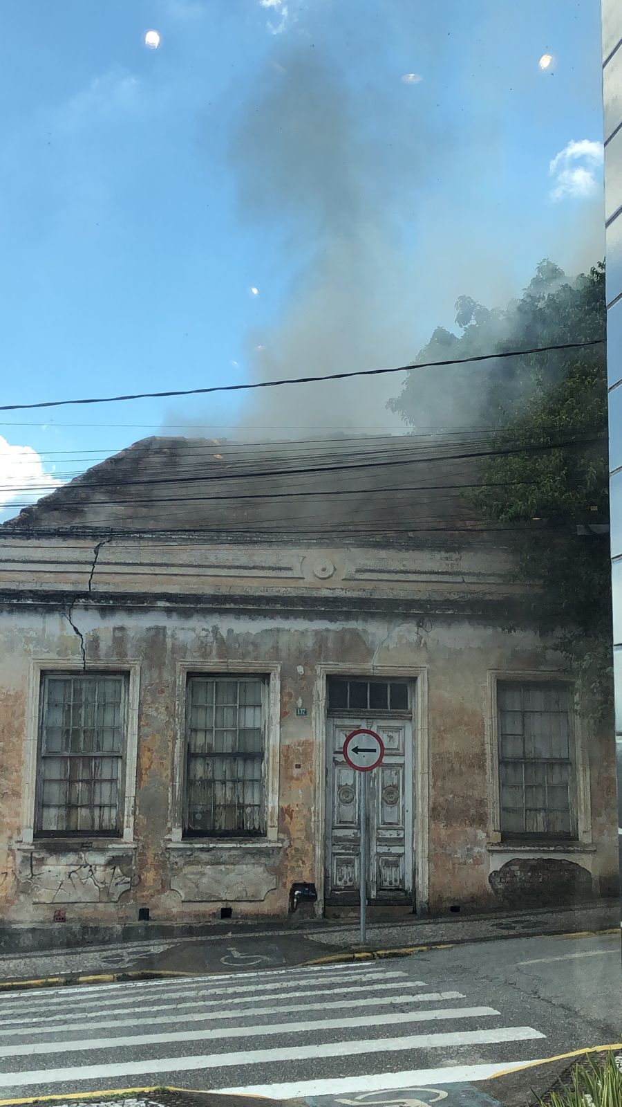 Bombeiros atendem ocorrência de incêndio no centro de Rio Negro