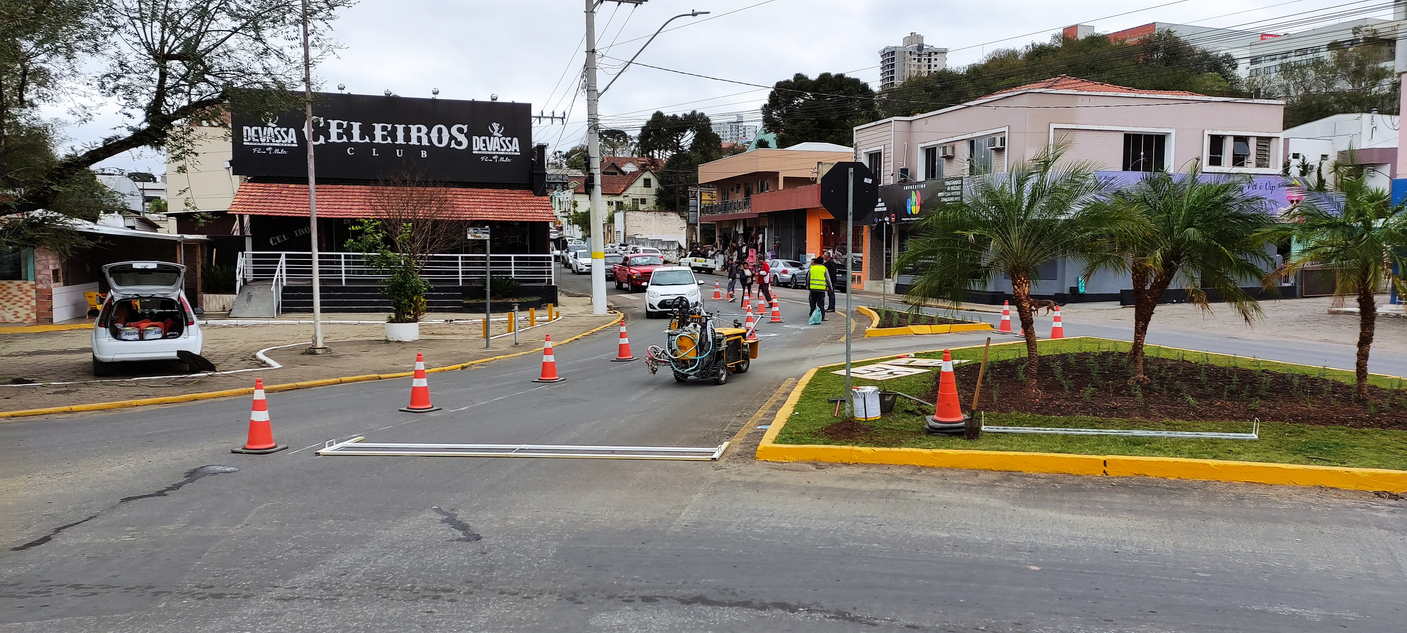 Atenção para sinalização na rotatória dos Correios