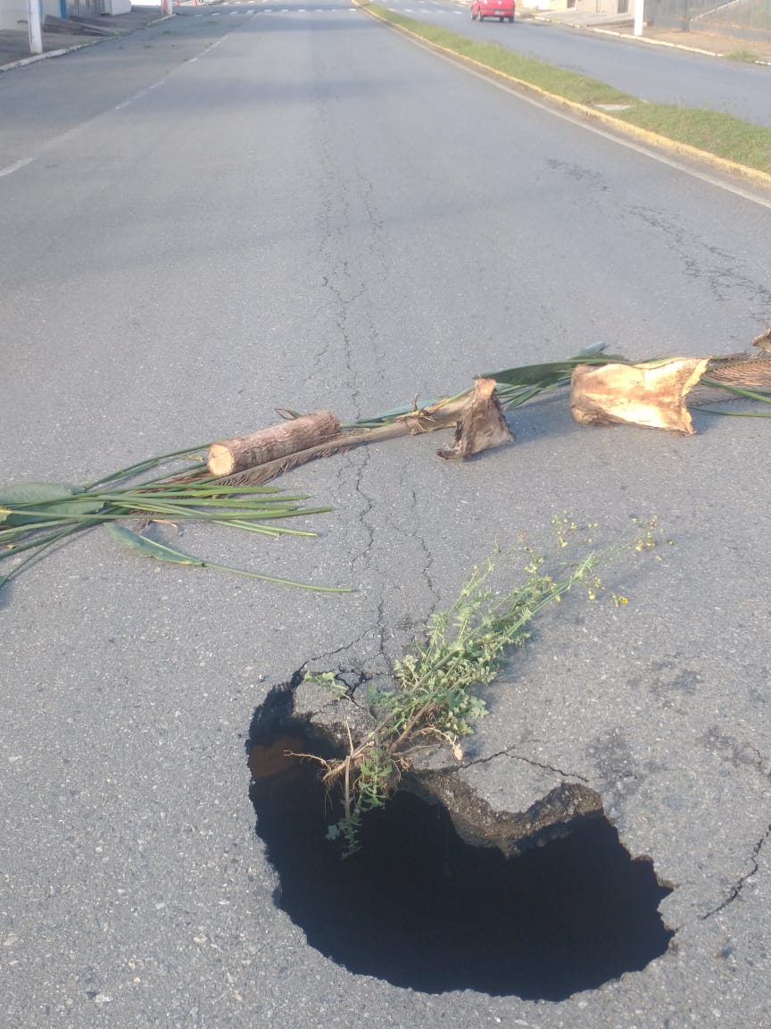 Asfalto cede e abre cratera na Avenida Saturnino Olinto