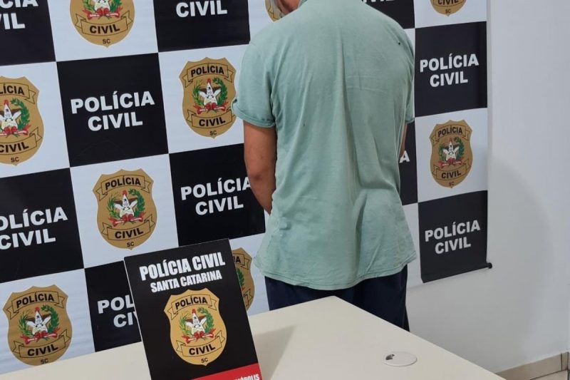 Jovem suspeito de atropelar policial se entrega na delegacia de Itaiópolis