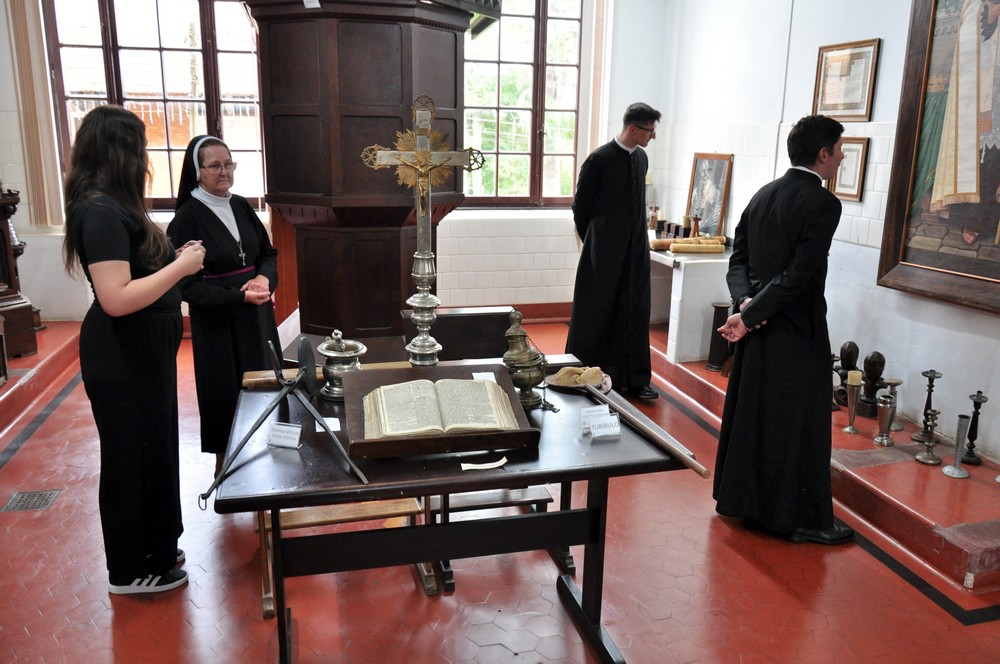 Religiosos visitam o histórico seminário de Rio Negro